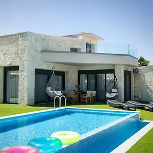 https://the-euphoria-club-luxury-villas.hotelschalkidiki.net