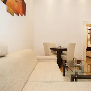 charlotte-apartment-close-to-opera.inbudapesthotels.com/